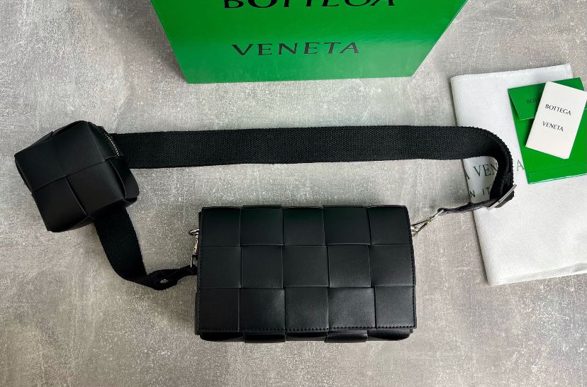 Bottega Veneta Cassette сумка чорна шкіряна чоловіча мужская