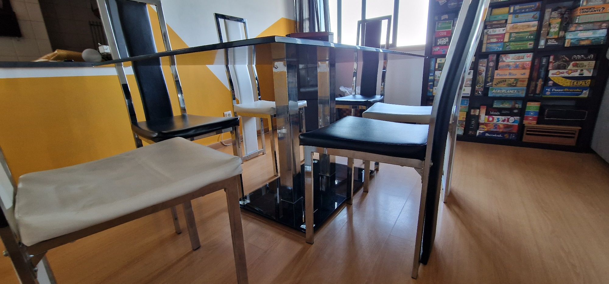 Mesa de jantar em Vidro temperado com 6 cadeiras