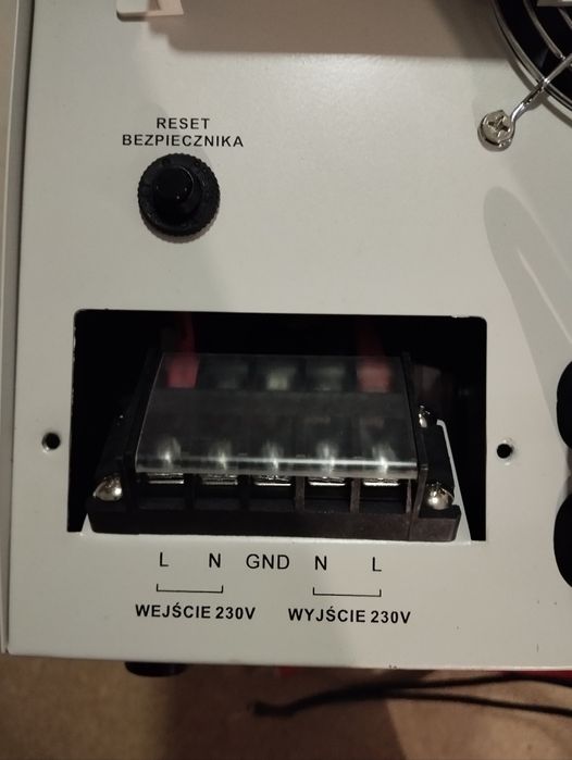 Zasilacz awaryjny UPS przetwornica napięcia prostownik stabilizator