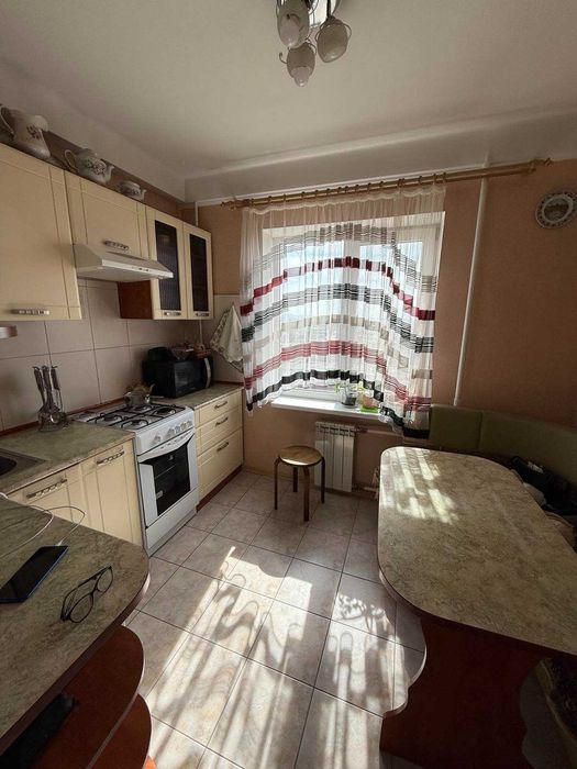 Продам 3-кімнатну квартиру Космос