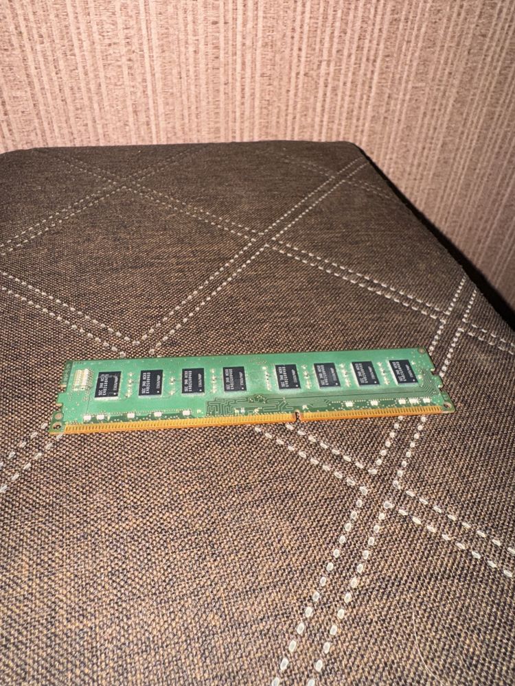 DDR3 4 GB 1600 Samsung  оперативна память