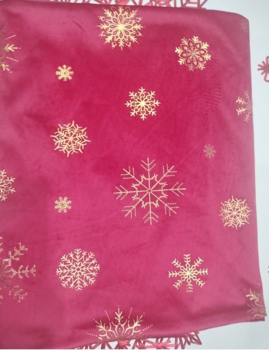 Obrusy biały i czerwony