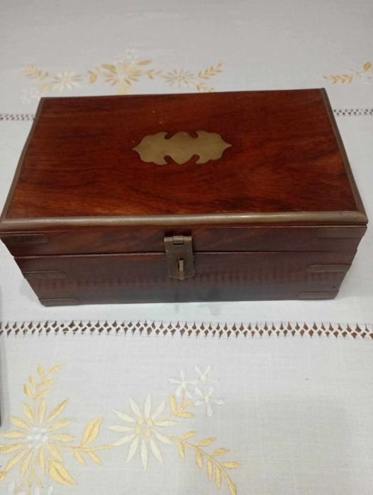 Vendo esta caixa em pau santo muita bonita bom estado