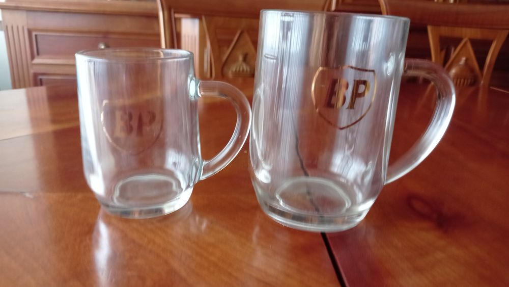 Quatro canecas de cerveja