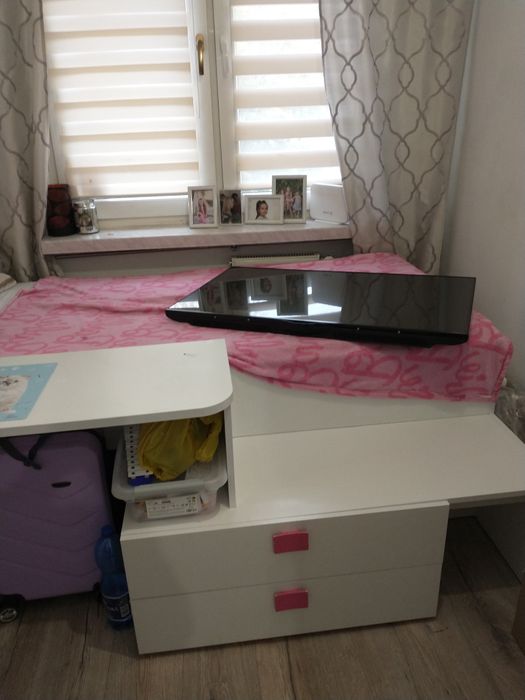 Łóżko z biurkiem dla dziewczynki