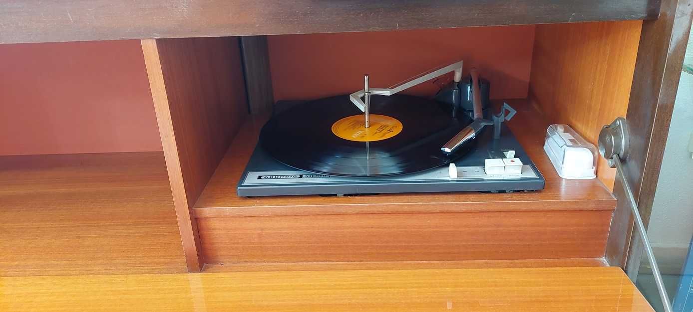 Movel rádio gira-discos Grundig KS720a em estado NM