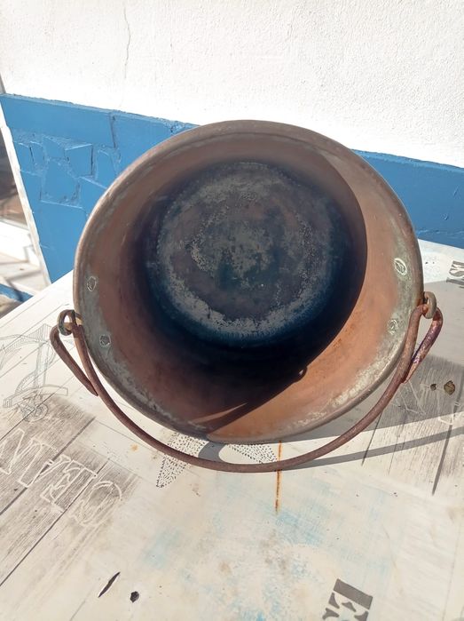 Caldeiro de cobre e asa de ferro
