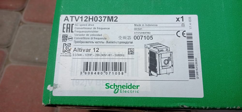Перетворювач частоти ATV12HO37M2 ф1 0.37 kW 200-240V