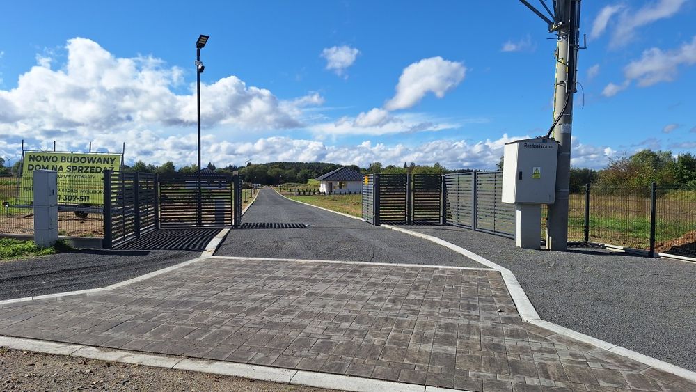 Nowy dom parterowy 105m2 na zamkniętym osiedlu. Woda, prąd, cctv