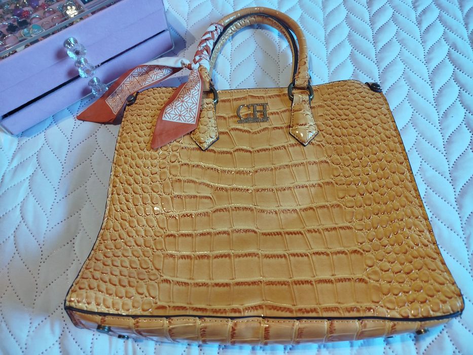 Mala CH amarela em verniz