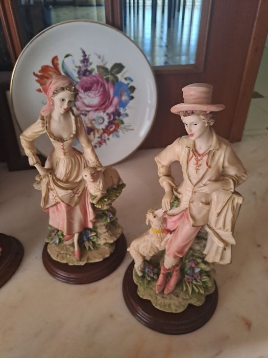Estatuetas, pote e prato