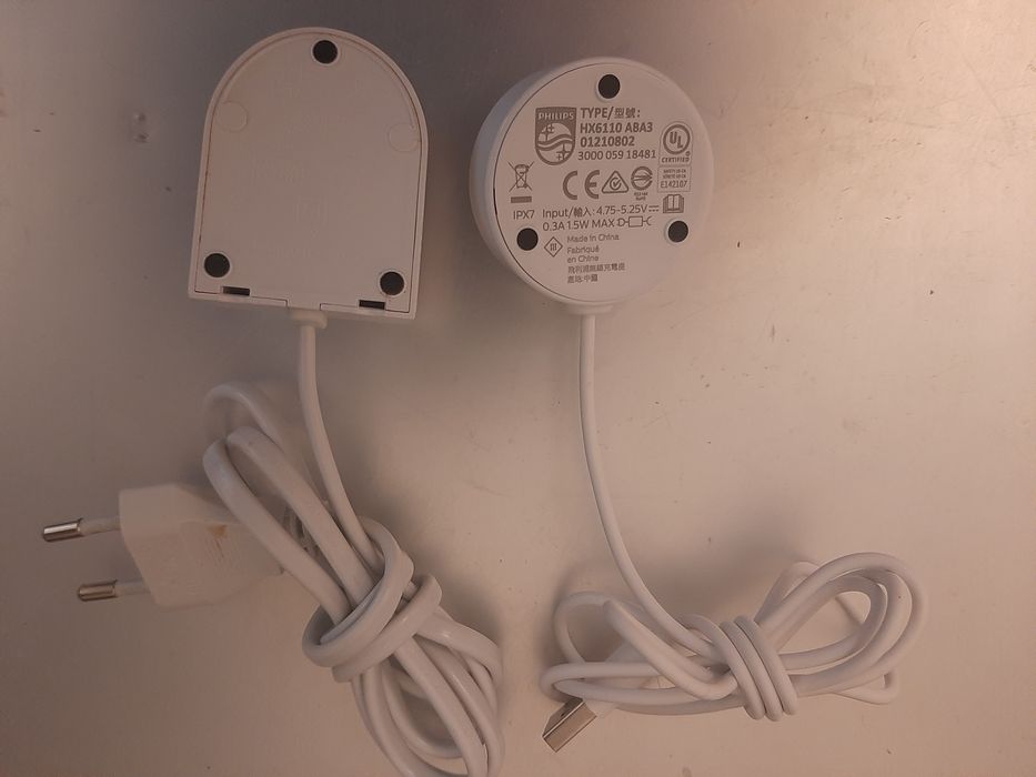 Ładowarki indukcyjne Philips do szczoteczk do zębów.