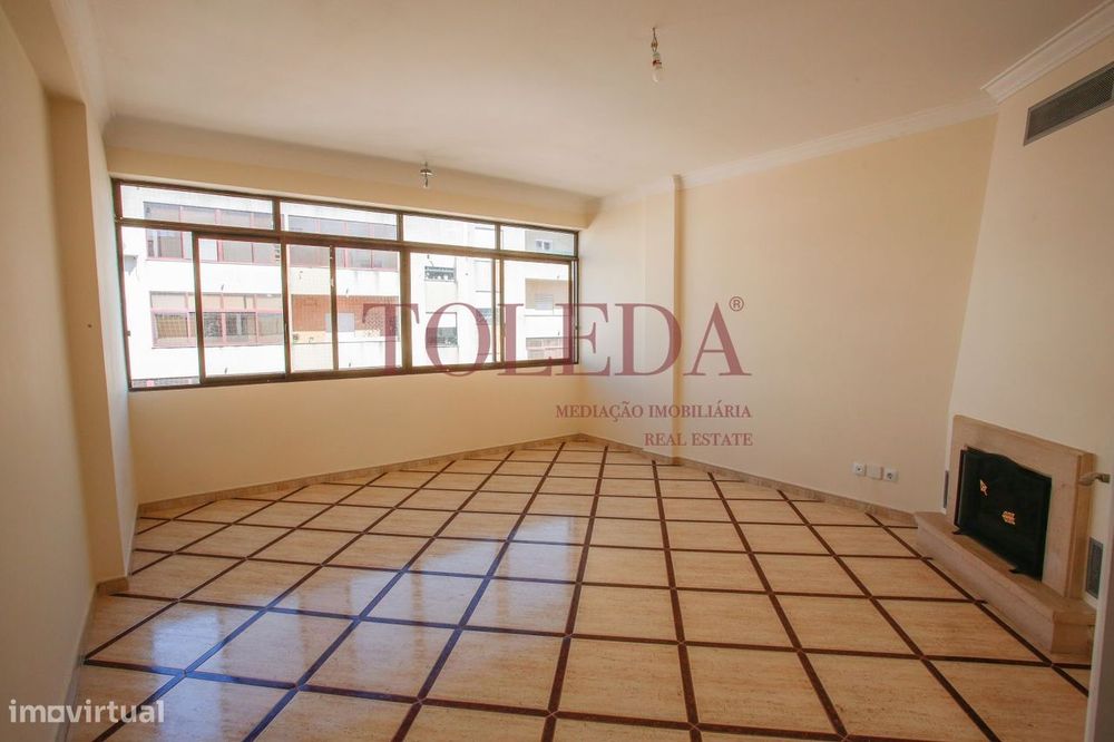 T2 com Lareira, Varanda e Elevadores