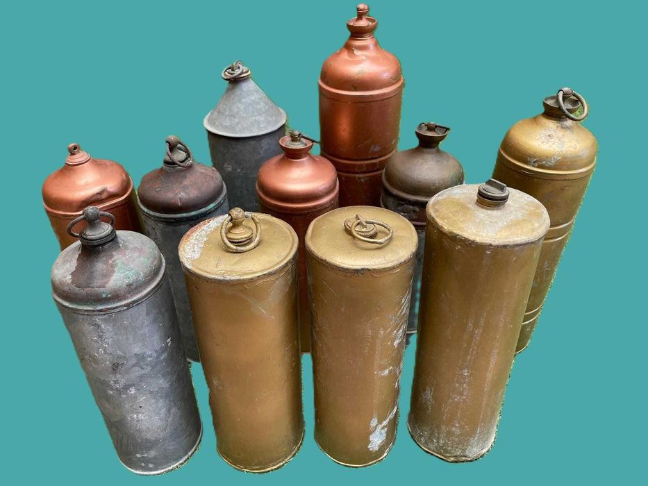 Garrafas antigas, vazias em cobre, para agua quente