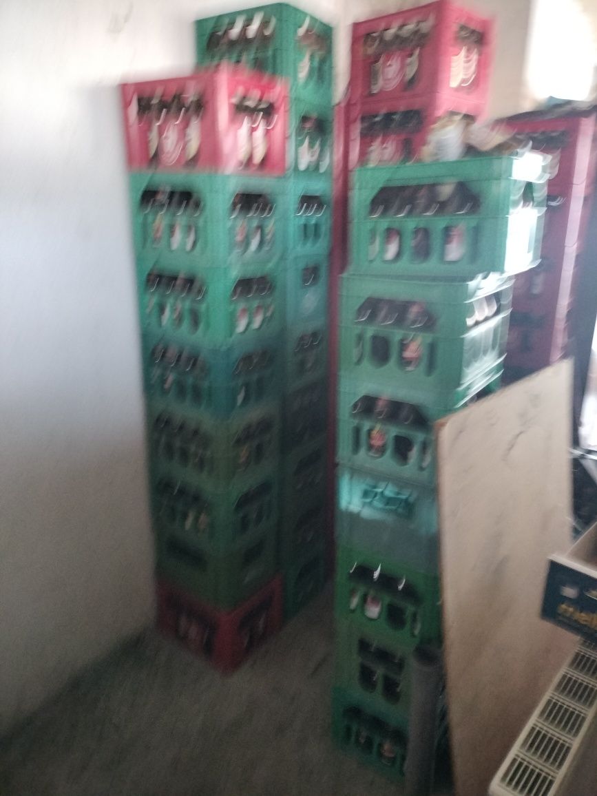 Transportery z butelkami po piwie