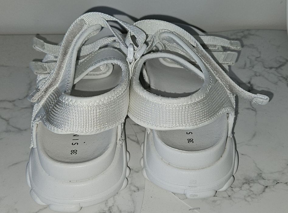 Białe sandały sportowe na rzepy Sinsay 38