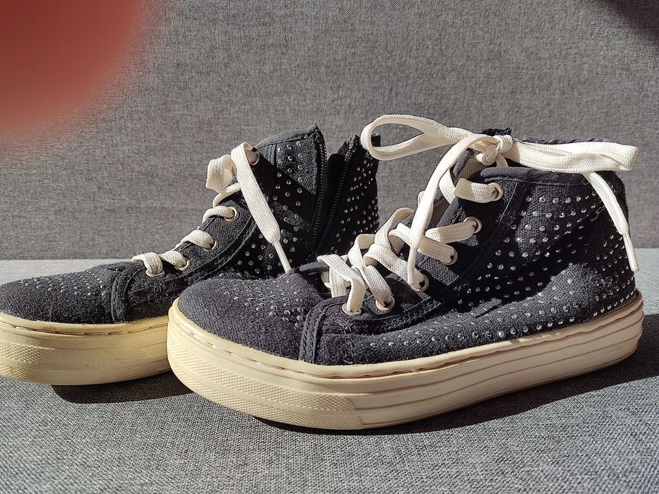Czarne buty z "kryształkami”