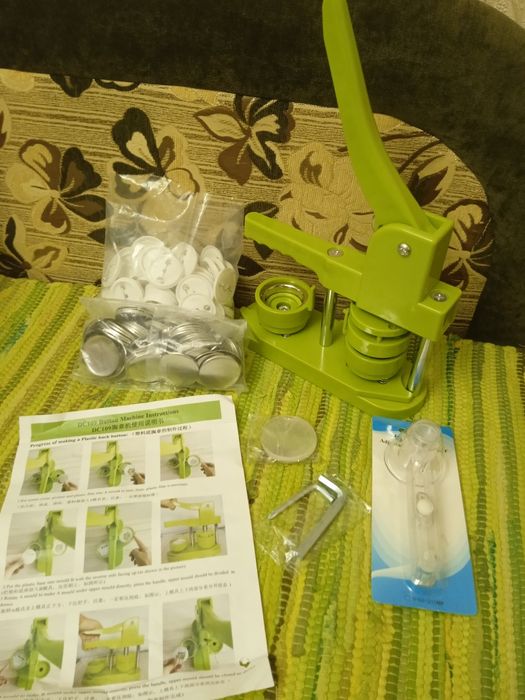 Машинка для виготовлення саморобних значків з власною картинкою.
