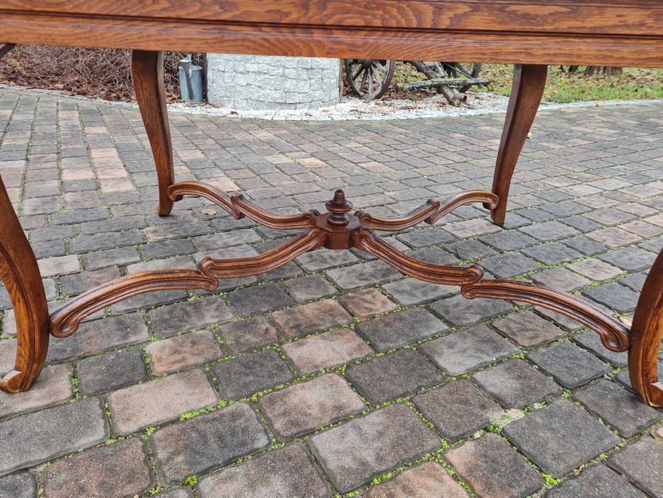 Dębowy Stół ludwikowski pięknie zdobiony