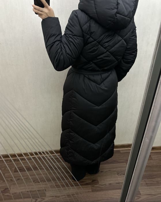 Довгий зимовий пуховик