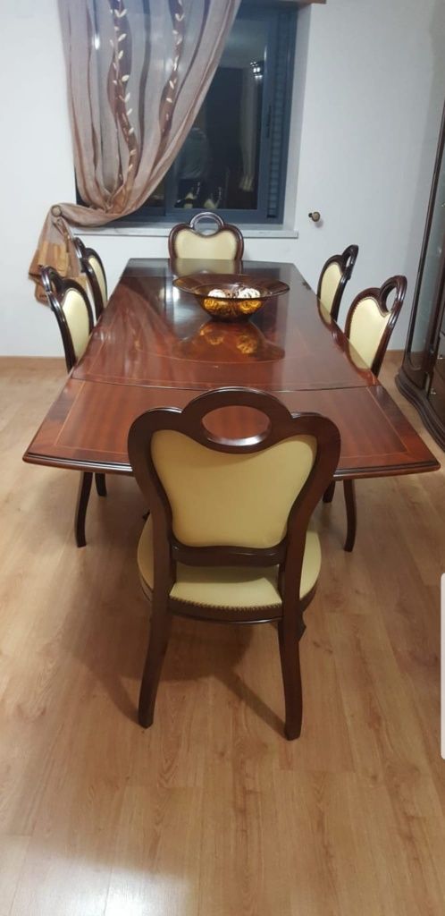 Móvel e mesa de sala com 6 cadeiras em pele