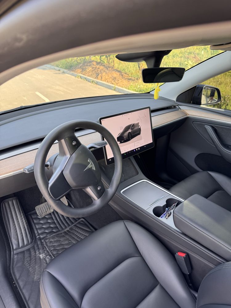 Tesla model Y 2023р