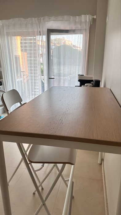 Mesa alta IKEA com 2 cadeiras – como nova