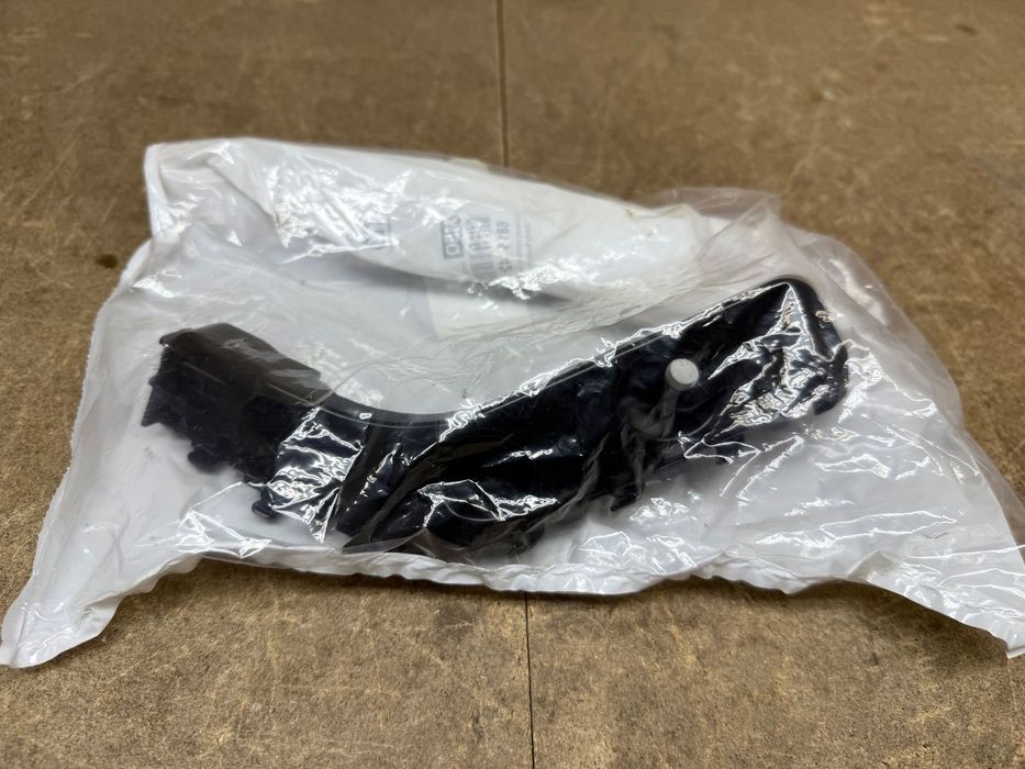 ŚLIZG ZDERZAKA PRZÓD LEWY JEEP GRAND CHEROKEE WK2 K68144219AF