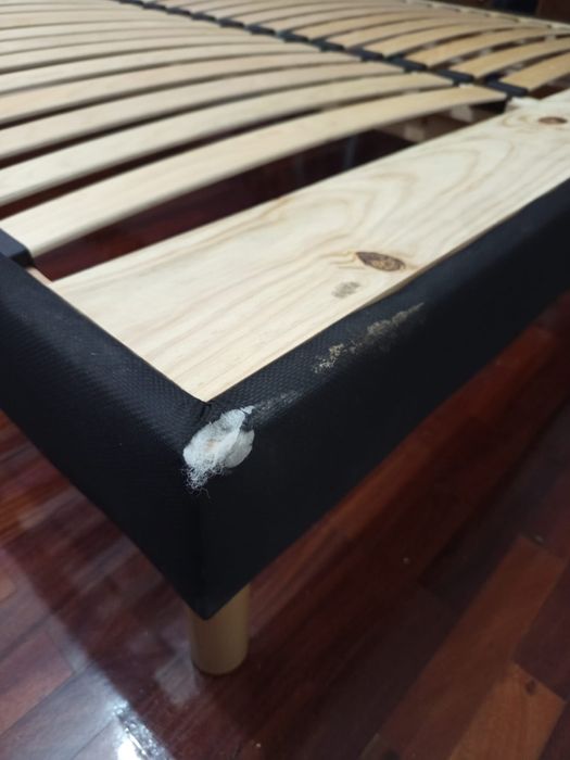 Estrutura  de cama com estrado com pés   de madeira