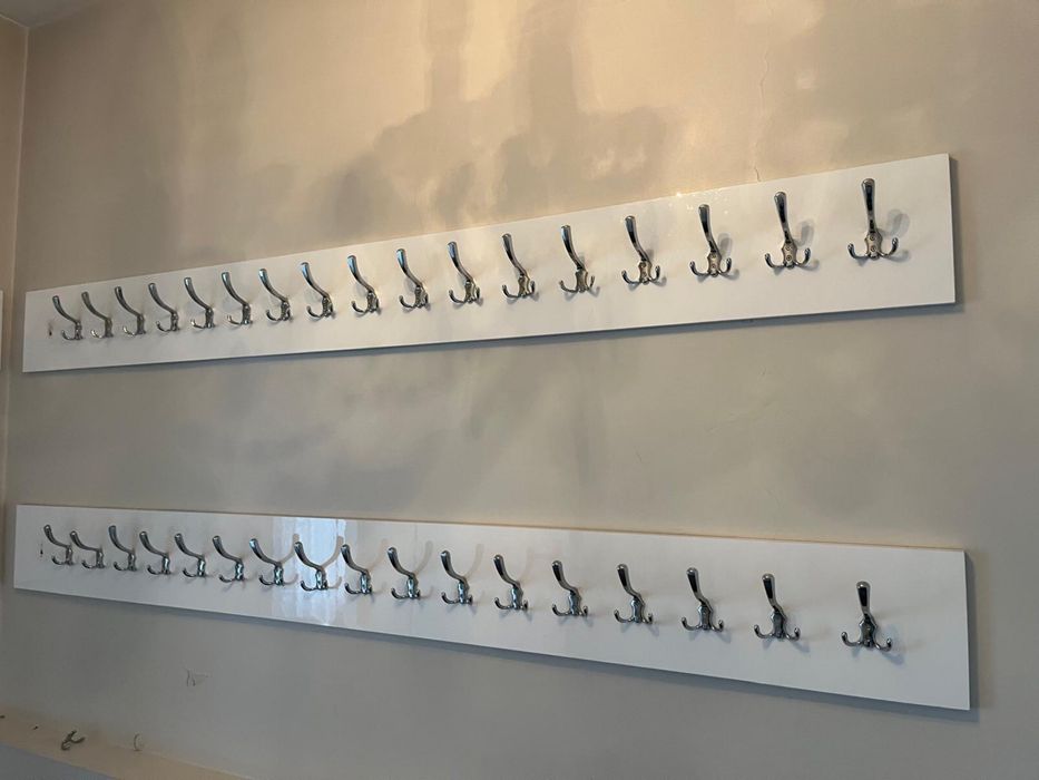 Białe wieszaki ścienne