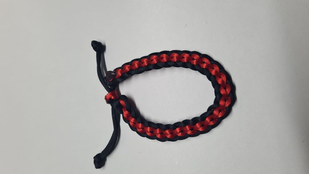 Pulseiras kumihimo em fio de seda