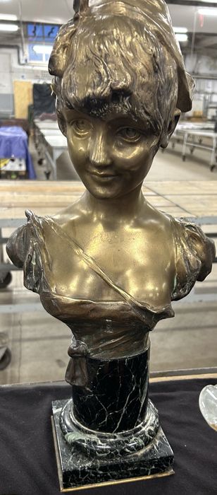 Popiersie kobiety z brązu