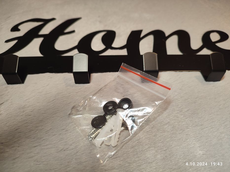 Nowy czarny metalowy wieszak na ubrania Home