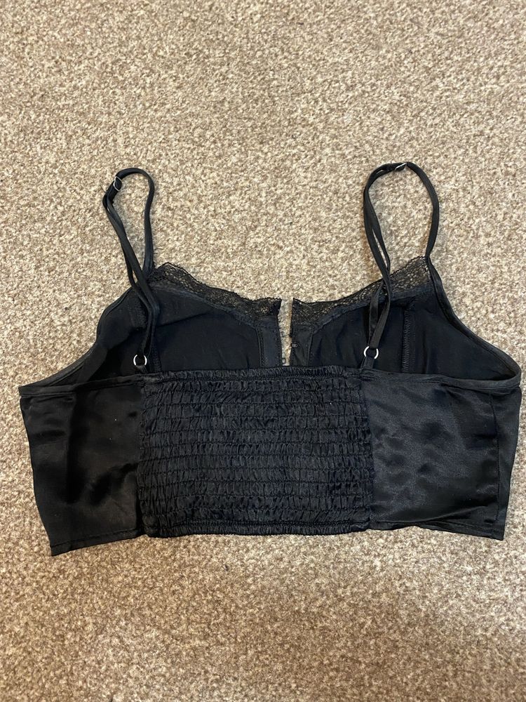 Krótki czarny top Bershka