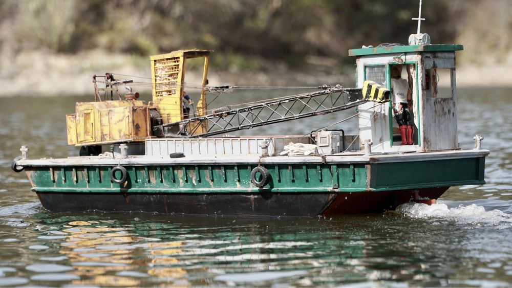 Draga/Barco Rc escala 1:10 com grua