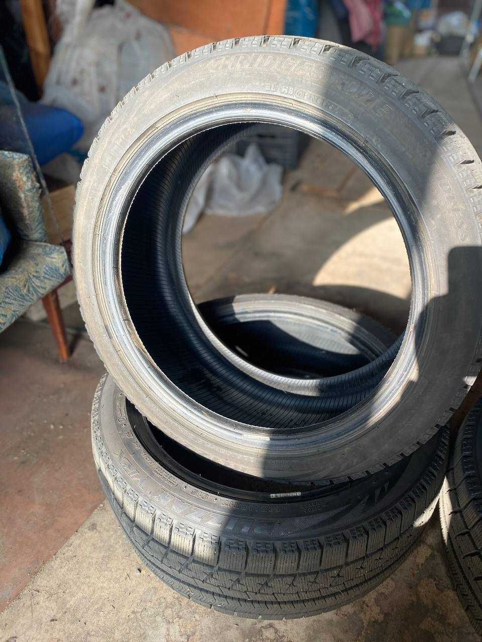 Зимові шини Bridgestone Blizzak VRX 225/45 R17 91S