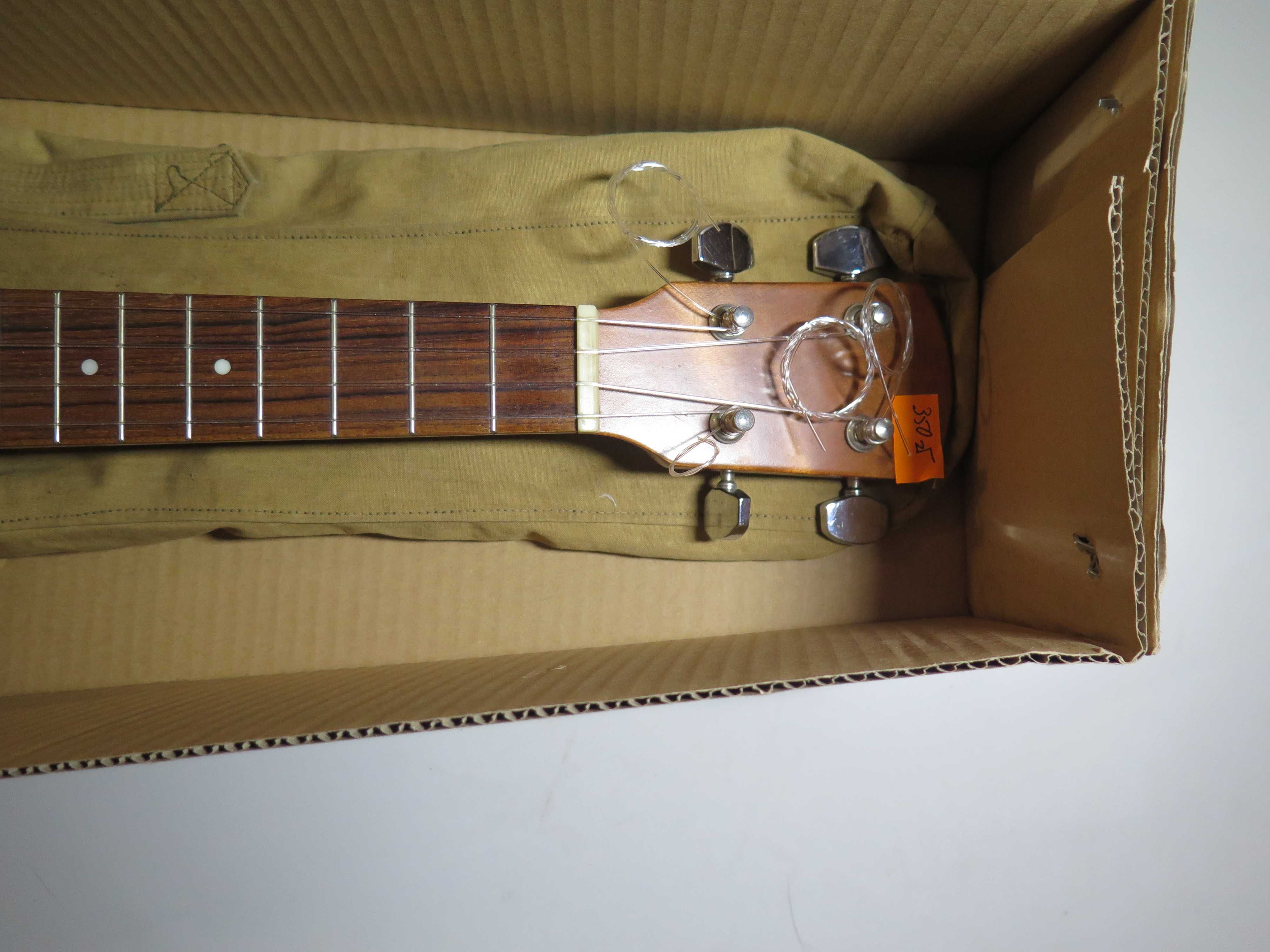 Ukulele sopranowe, elektroakustyczne.