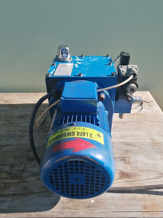 Pompa hydrauliczna z silnikiem,rozdzielaczem i zbiornikiem na olej.