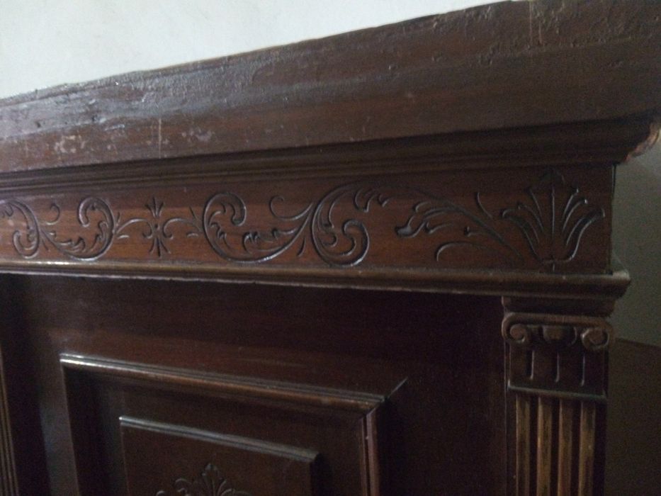 Шафа старовинна дерев'янна