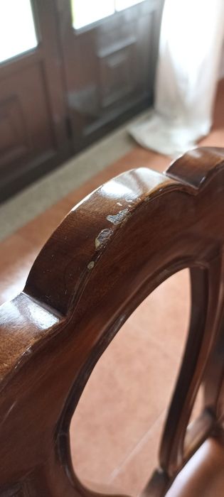 Uma mesa com 4 cadeiras