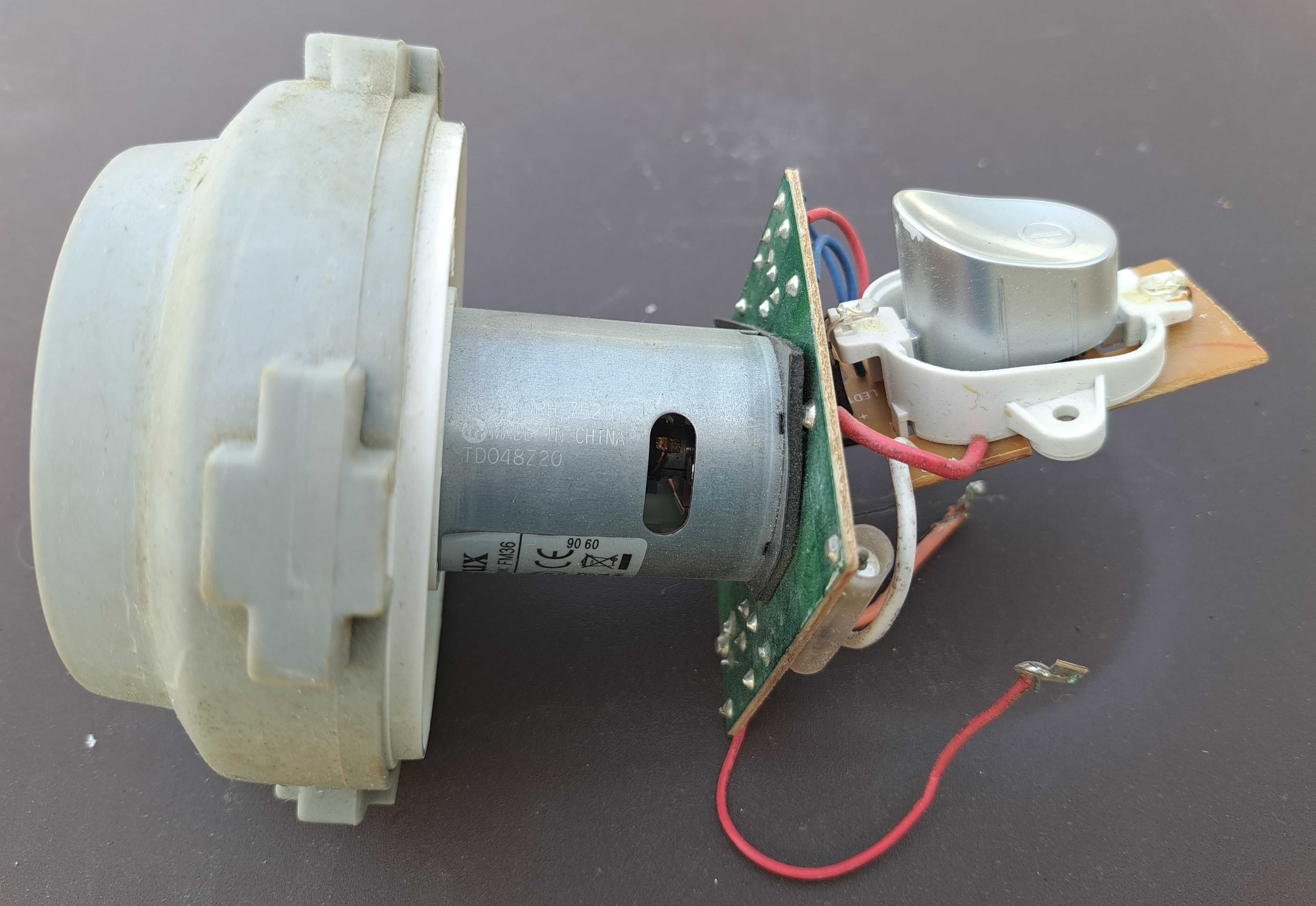 Motor e vários acessórios para aspirador Eletrolux Type FM36