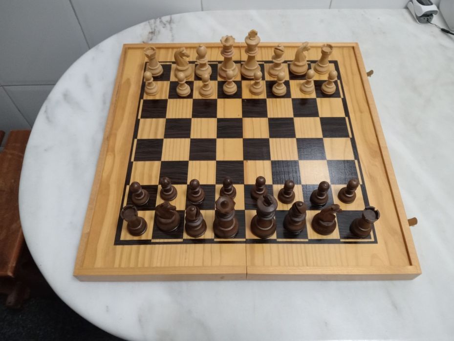 Jogo de tabuleiro em madeira  xadrez damas e gamão