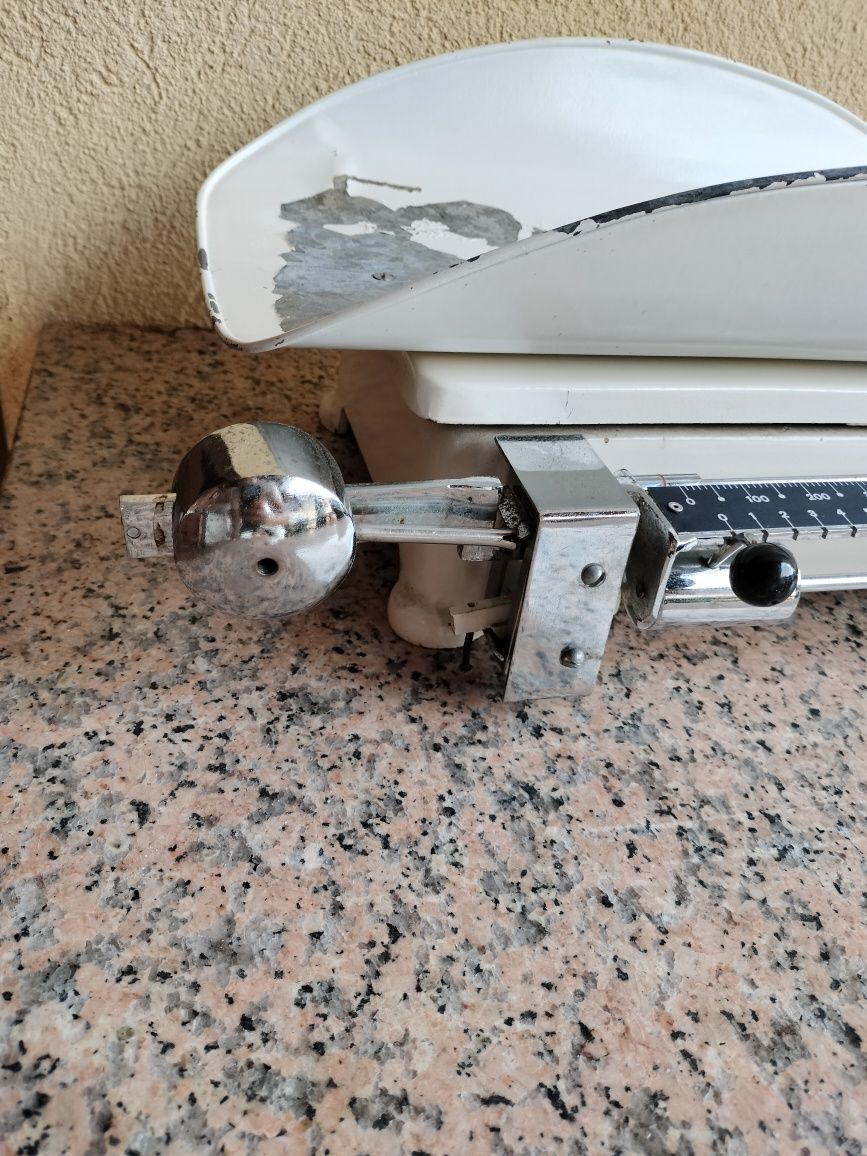 Balança profissional para pesar bebés antiga