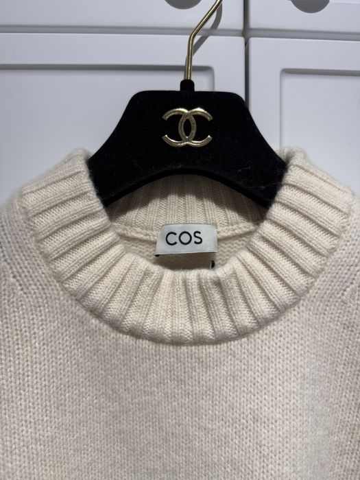 COS молочний кашеміровий джемпер в смужку кашемір светр