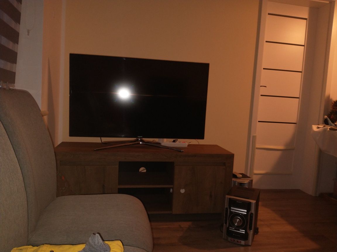 Szafka RTV pod tv do salonu z półkami