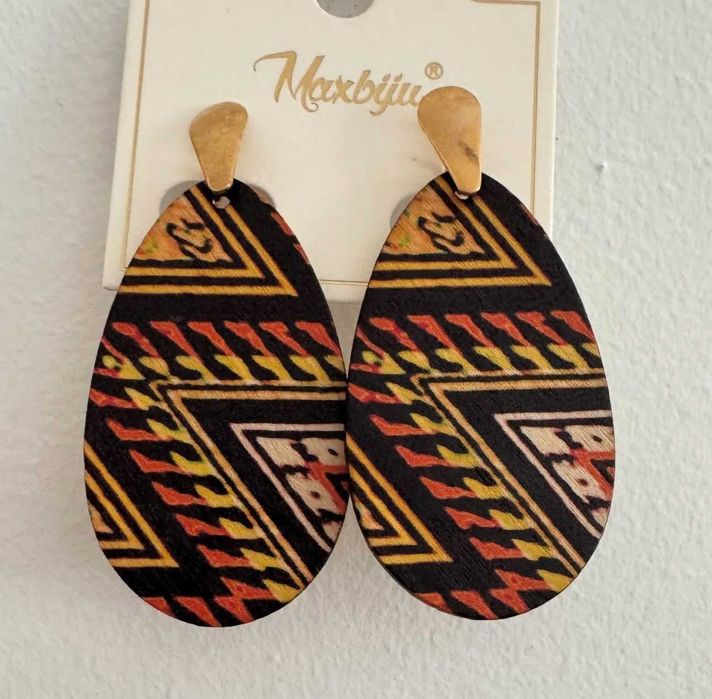 Brincos de madeira étnicos
