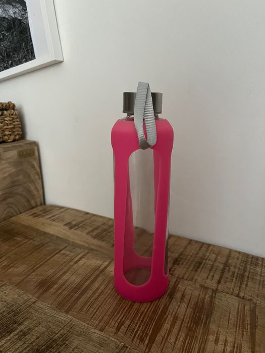 Butelka szklana z ochroną silikonową Różowa