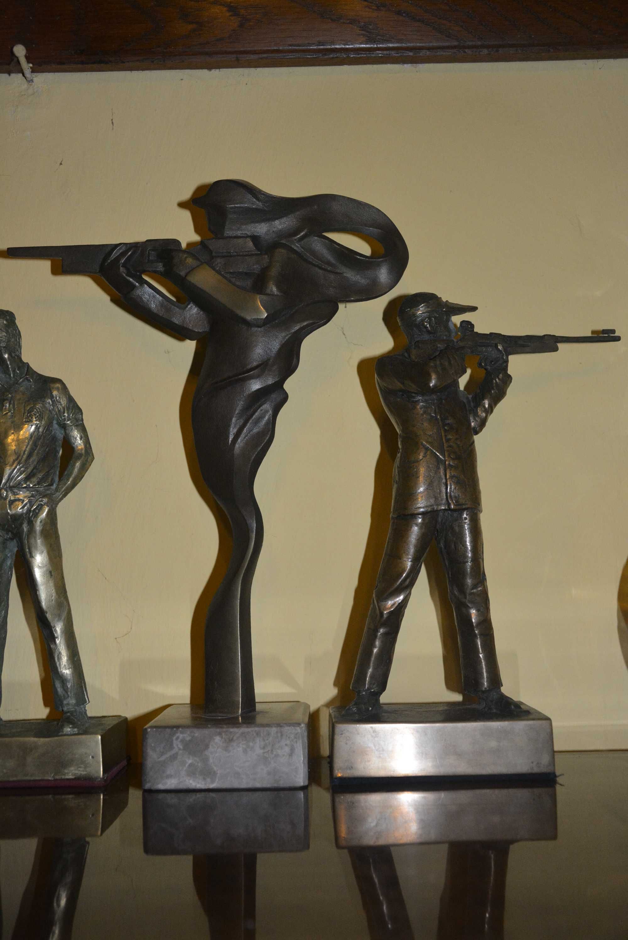 Kolekcja 4ch mosiężnych statuetek strzelców-projektu artystów po ASP.