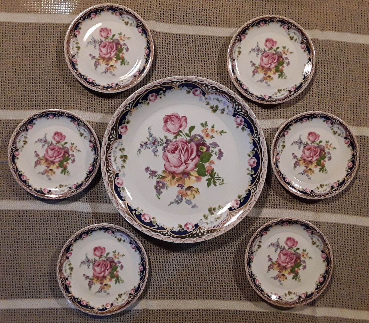 Prato grande de bolo e 6 de sobremesa porcelanas A. V. Limoges Portuga