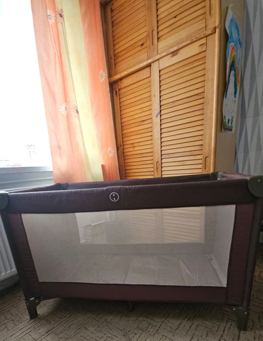 Łóżeczko turystyczne z materacem i pościelą